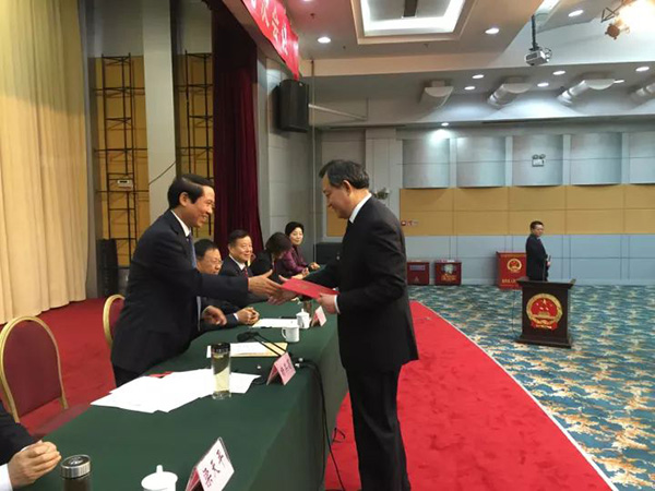 谢松民接受任命书