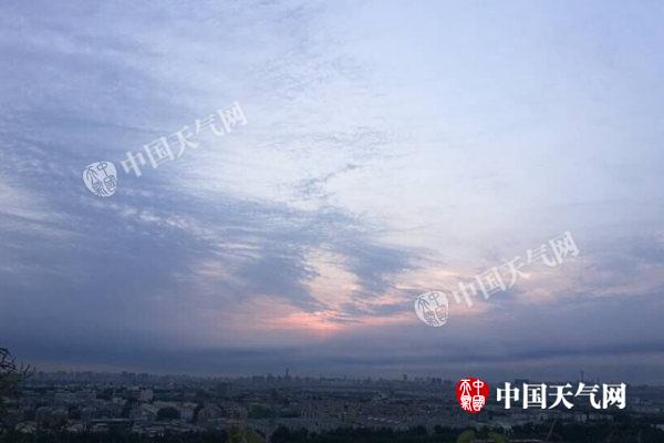 百望山俯瞰京城,今天清早北京云量渐增。(张辉摄)