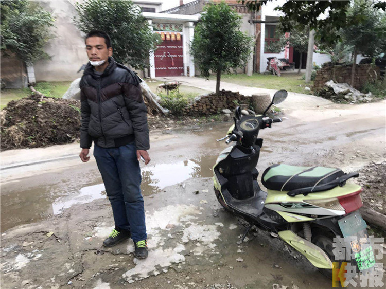 流浪狗再襲人！流浪狗突然攻擊男子，騎車被拽倒。