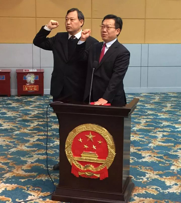景劲松(右)、谢松民(左)面对国徽向宪法庄严宣誓。本文图片均来自南阳日报社微信公众号“南阳报业传媒”