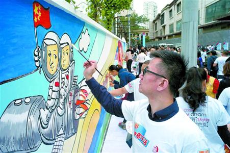 白领绘就65米墙画抒发爱国情怀