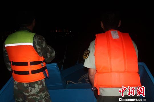 图为平海边防派出所官兵出海搜救 陈浩 摄