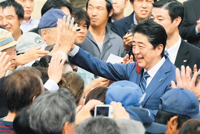 当地时间10月10日，日本福岛，日本首相安倍晋三在启动竞选仪式上与支持者互动。（来源：东方IC）
