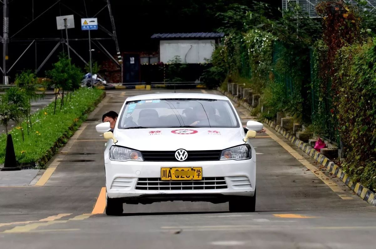 成都驾考科三通过率猛降!想一次过?这份驾校老