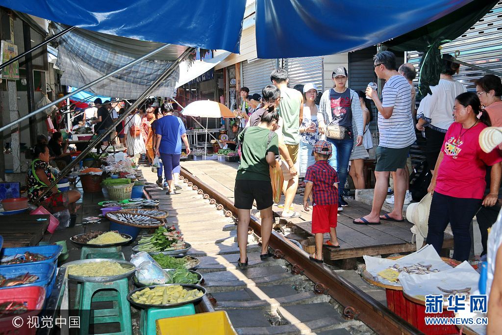 泰国现世界上最牛菜市场 火车从市场中穿行而