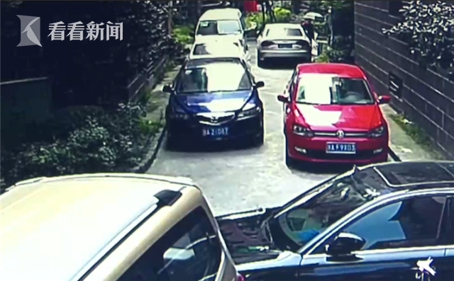 视频|违停车辆占道影响出行 七旬老太怒划数辆