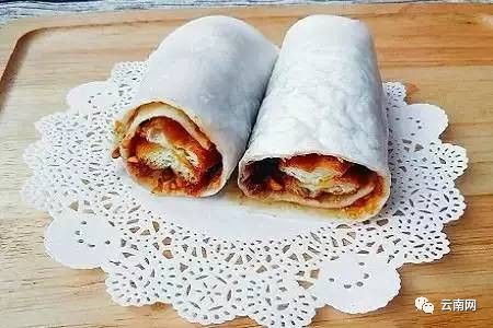 一套18元!丽江有个小店卖豪华版烧饵块 快给