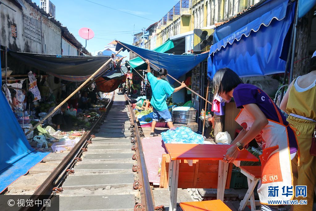 泰国现世界上“最牛”菜市场 火车从市场中穿行而过(组图)|泰国|菜市场|火车_新浪新闻