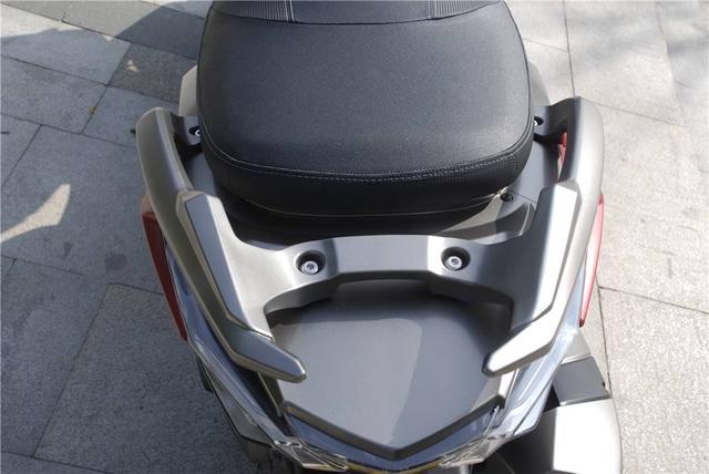 新车实拍:光阳赛艇400(优缺点明显)