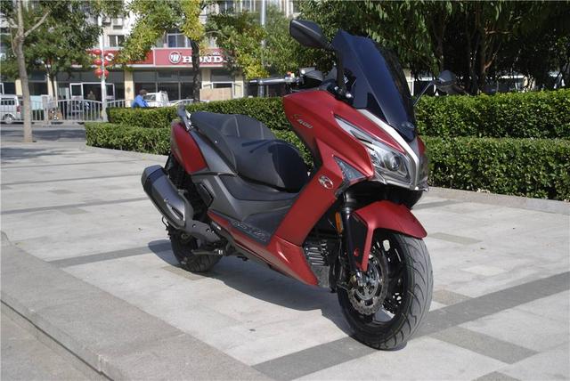 新车实拍:光阳赛艇400(优缺点明显)