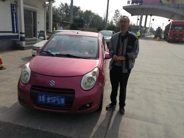 奇葩!74岁大爷!无证驾车!开上高速!还是滴滴司