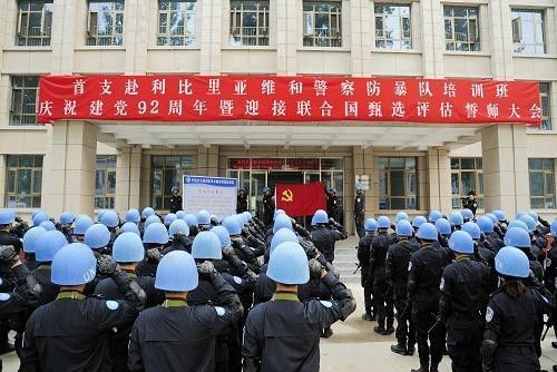  ▲资料图片：2013年6月29日，在河北廊坊的中国维和警察培训中心，中国首支赴利比里亚维和警察防暴队培训班队员重温入党誓词。