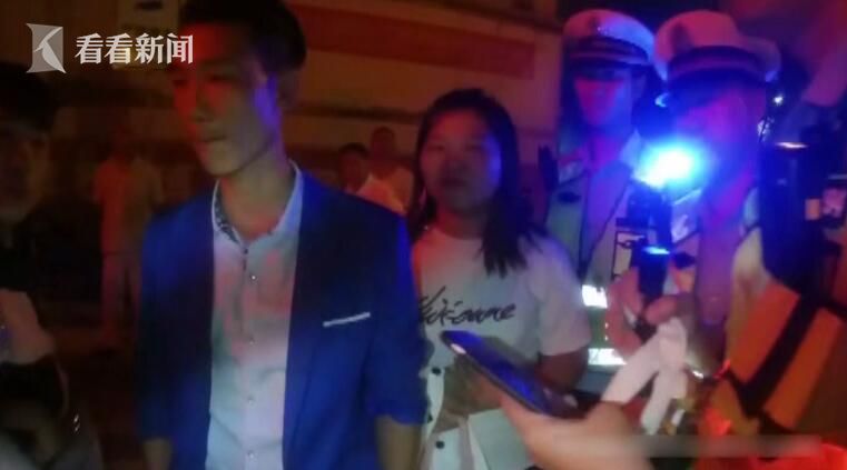 就在交警对两人准备进行酒精测试时,蓝衣男子竟当场解开裤子,对着警车撒尿。交警立即控制两人,并将他们带回了上饶县交警大队。