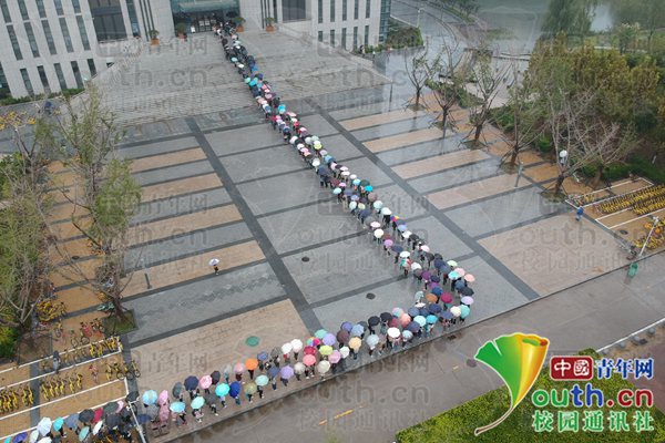 学生冒雨排队等待图书馆开馆。 受访者供图