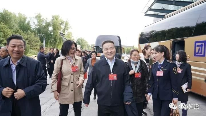 北京市出席党的十九大代表集体乘车报到|党代