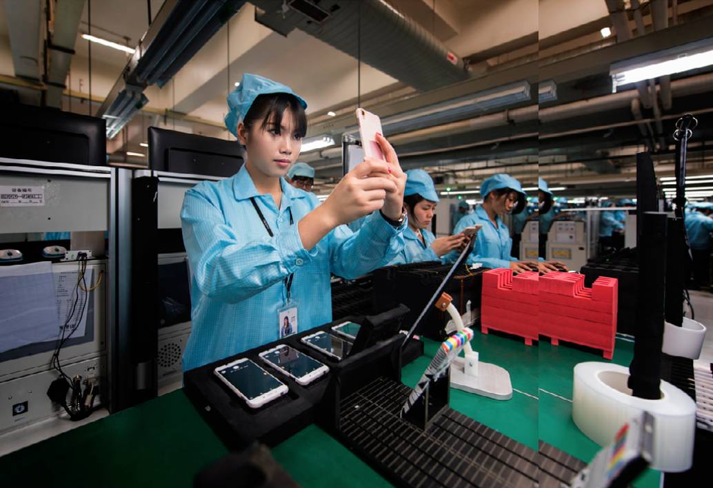 东莞OPPO手机生产厂，女生喜欢玩自拍，但当这一切变成一项工作后，就没这么好玩了（图片来源：视觉中国）