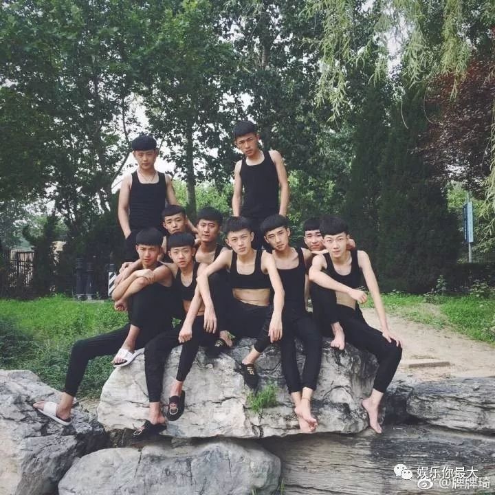 快手红人社会摇舞王月入两百万,更可怕的是他