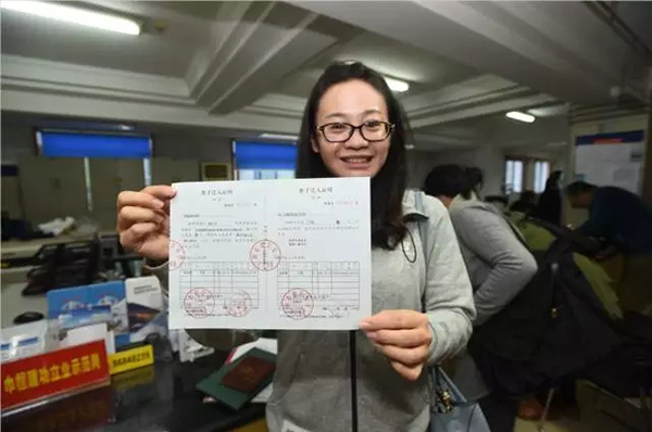 武汉大学毕业生零门槛落户第一人:10分钟办