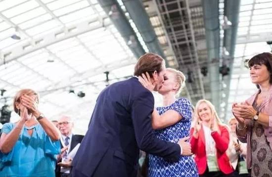 这位冉冉升起政坛新星,是全球最年轻国家领导