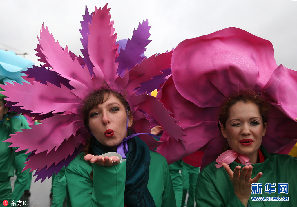 俄罗斯举行世界青年联欢节大游行 各国青年上演奇葩造型