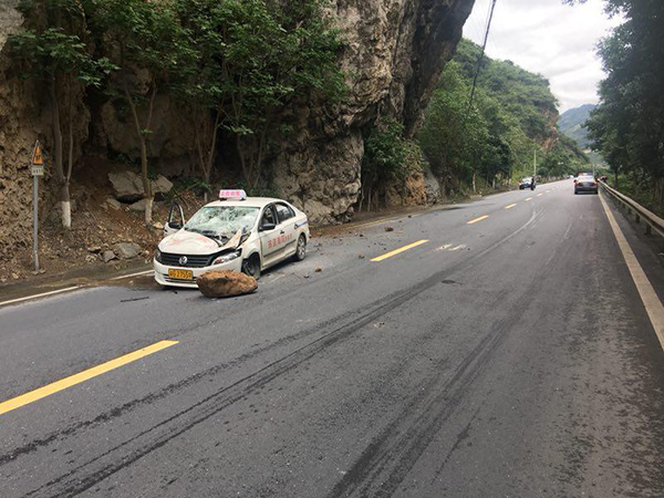 被落石砸中的教练车。 本文图片均为 武隆警方 供图