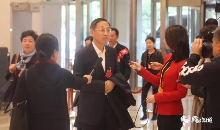 十九大代表、通州区委书记杨斌接受采访。