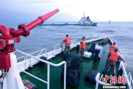 10月16日18时许,一艘载有16名海员之货轮在泉州四周海域触礁脱险。 海警供图