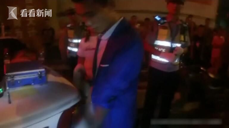 最终,驾驶员吕某及蓝衣男子徐某因涉嫌酒后驾驶,被处以开单处罚,徐某还被处以10日的行政拘留。