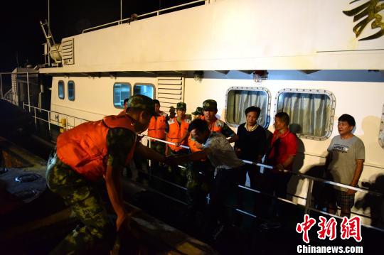 经由福建省海警第二支队35004艇之紧迫救助,船上16名海员所有获救。 海警供图