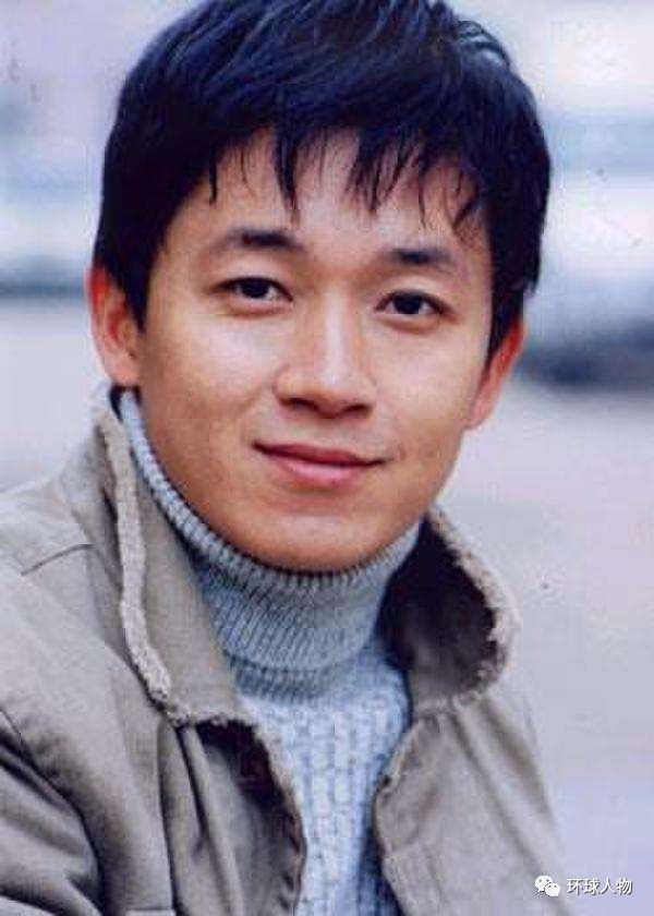 从白衣少年到丧狗疯猫,潘粤明怎么就成 潘粤暗