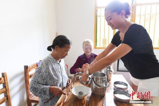 配备网络,保护老人隐私.养老机构服务规范公开
