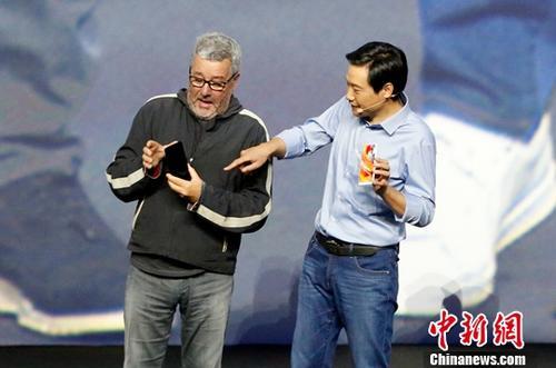 资料图：图为小米公司CEO雷军（右）与小米MIX工业设计师菲利普·斯塔克手持小米MIX2。中新社记者 李慧思 摄