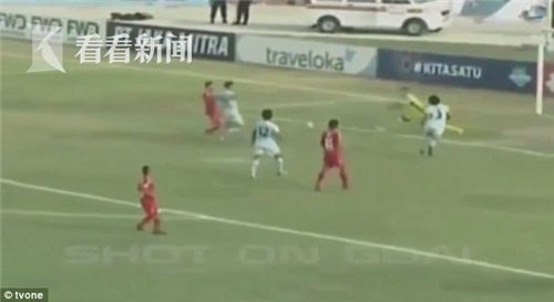 视频|印尼守门员扑球与队友相撞 抱怨胸痛送医