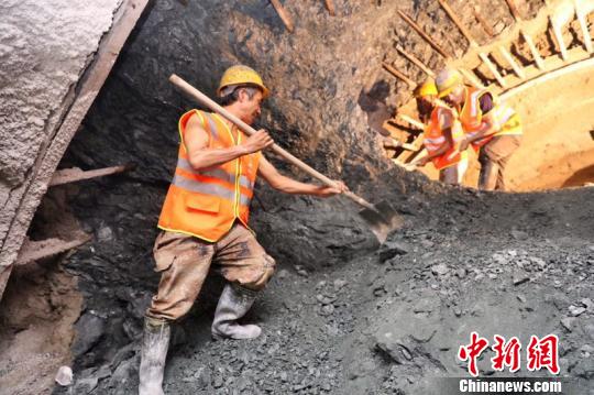 图为建设者们正在施工。 杨紫轩 摄