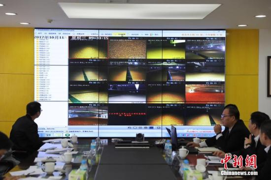 资料图:为守住管好“大国粮仓”,中国储蓄粮治理总公司拥有海内笼罩面最广、规模最大的粮食储运网络,粮库智能化平台逐步成为中储粮“金字招牌”中含金量最高的治理手段。中新社记者 沈殿成 摄