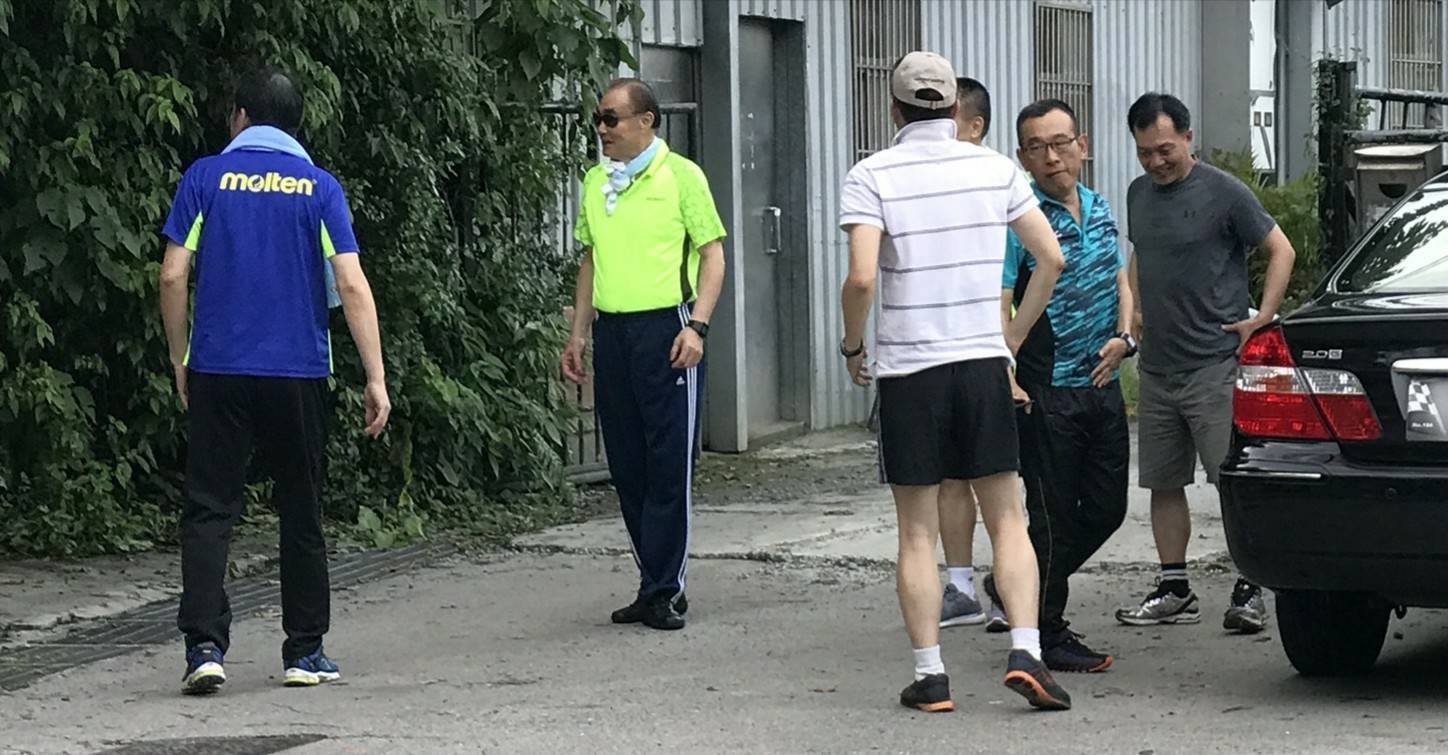  16日下午，台湾防务部门负责人冯世宽（左二）在上班时间率领各参谋主官爬山，自称“心安理得”。（图片来源：台湾《东森新闻云》）