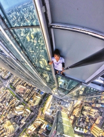 男子高楼边缘翻跟头玩自拍 拍摄地点疑似长沙