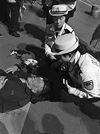 九旬老人倒地流血不止 三名女交警蹲地為他擦拭血跡