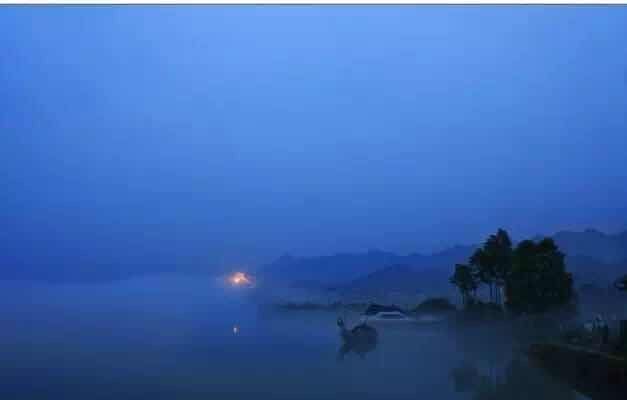 东方早安丨移舟泊烟渚,日暮客愁新