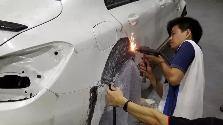 100万买的C63被人当作C200,开了9千公里后 车友怒改宽体绅士!