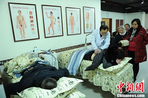 资料图:患者正在接受中医治疗。中新社发 陈超 摄