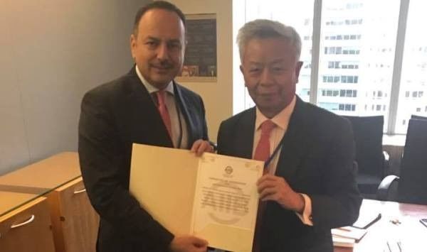 ▲亚投行行长金立群(右)授予阿财长哈基米(左)亚投行成员证书。(阿富汗财政部官网)