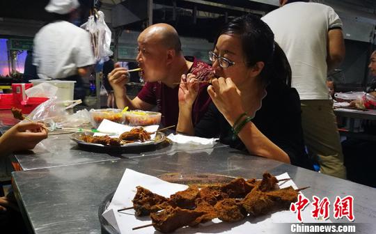 买买提艾力:专卖秘制烤鱼22年 平日喜欢扶贫帮