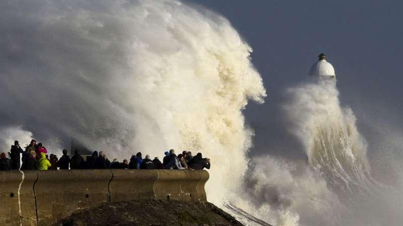 飓风奥费莉娅袭击 爱尔兰30多万个家庭和商