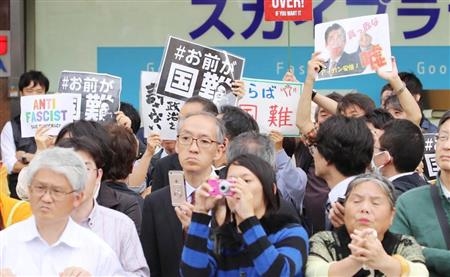 被“安倍后援团”故意挡在后面的“安倍下台队”