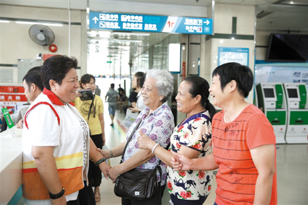 省二医最美义工“肥妈”(左一)。 羊城晚报 图