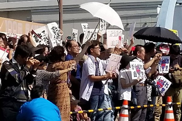 站在最前面的“安倍后援团”