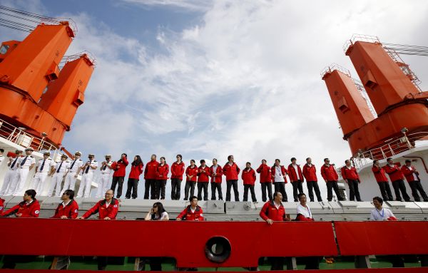  10月10日，在上海中国极地考察国内基地码头，中国第八次北极科学考察队队员在“雪龙”号甲板上列队准备下船。新华社记者 方喆 摄