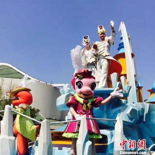 梦幻乐园里的乌克兰舞者:来中国工作正成为潮