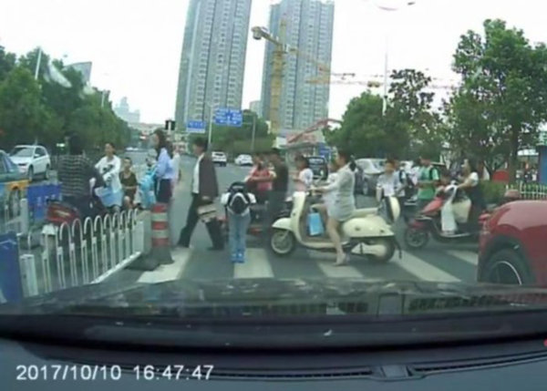 小男孩过斑马线停下向车辆鞠躬行礼 不是第一次这样做